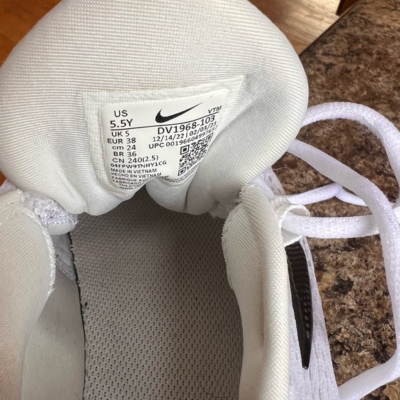 Nike Air Max 270. Size US 5.5Y - Picture 3 of 3